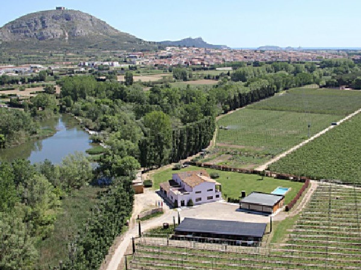 Surrounded by apple trees and unique landscapes of the Empordà, Mooma is today a space where nature, gastronomy, and tradition meet to create experiences with their own identity.