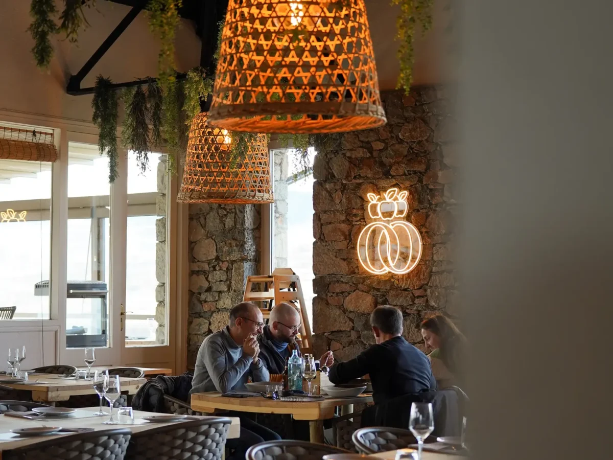 Discover Mooma restaurant and live a unique gastronomic experience surrounded by nature, with welcoming spaces, local cuisine, and the essence of Empordà cider.