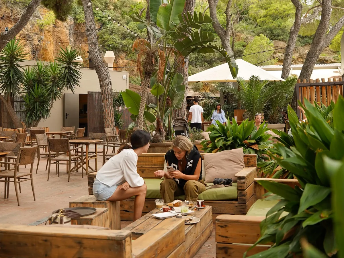 Discover Sidral de Pals' spaces, with chill-out areas, terraces surrounded by nature, and a relaxed atmosphere ideal for sharing special moments at any time of day.