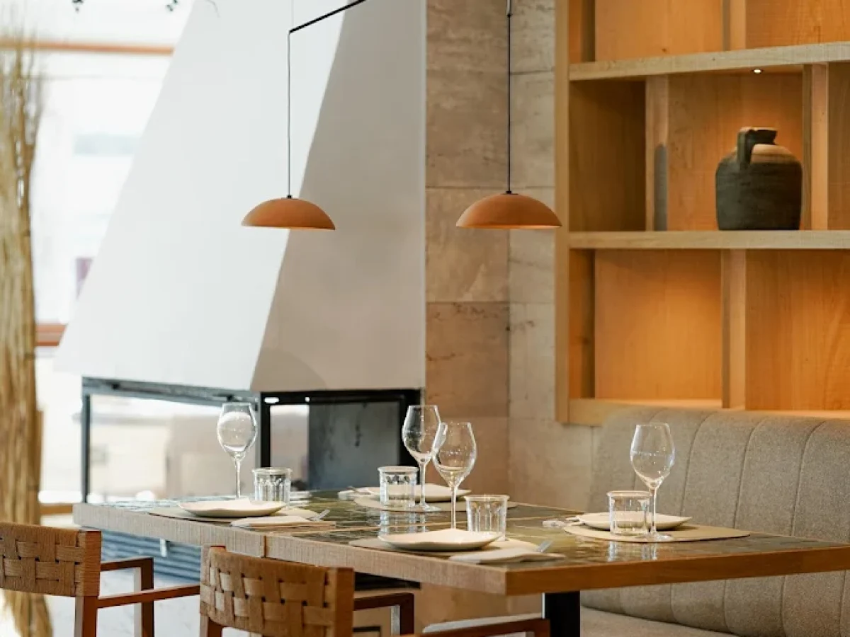 A warm and sophisticated space where light, natural materials, and Mediterranean design create the perfect ambiance to enjoy the gastronomy of Sidral Platja d’Aro.