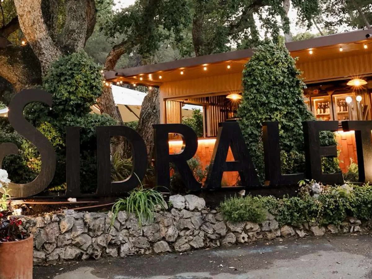 Discover Sidralet, a unique space surrounded by nature and a Mediterranean atmosphere, ideal for enjoying gastronomy, cocktails, and summer nights with the Mooma essence.